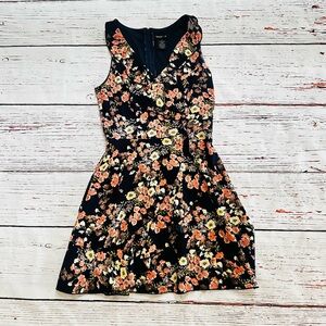 Women’s gorgeous navy floral dress! Size 4/6